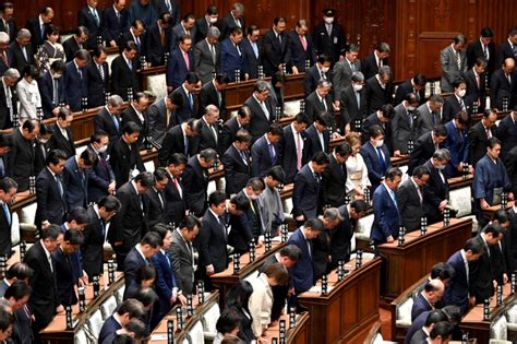 Japan's ruling LDP punishes 39 members over slush fund .
